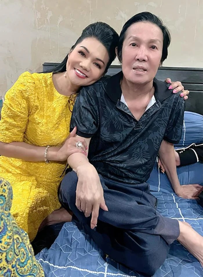 NSƯT Ngọc Huyền bên cạnh cố NSƯT Vũ Linh.