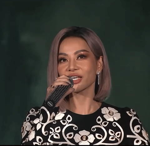 háng 1/2023, Thu Minh tiếp tục bị hoài nghi đụng chạm dao kéo khi xuất hiện trình diễn tại lễ trao giải