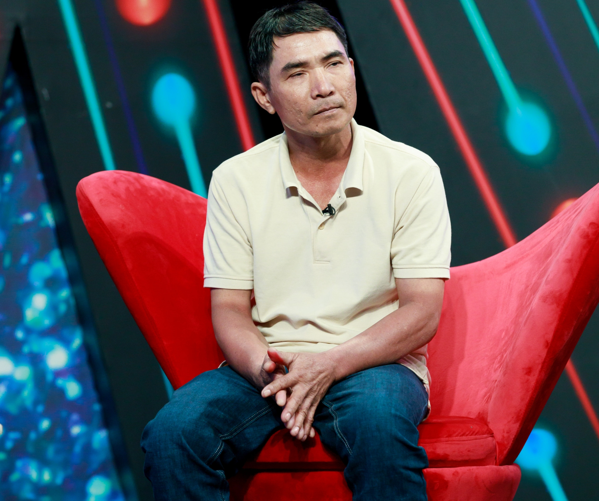 Sau thời gian dài sống cảnh gà trống nuôi con, anh Ron lên truyền hình tìm vợ mới.