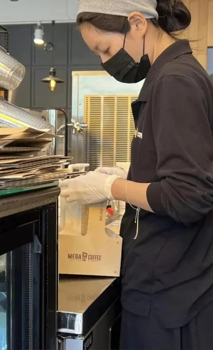 Sau khi phiên tòa đầu tiên kết thúc, Kim Sae Ron đã đăng tải những hình ảnh làm thêm tại tiệm cafe nhưng lại khiến nhiều khán giả vô cùng nghi ngờ về độ xác thực
