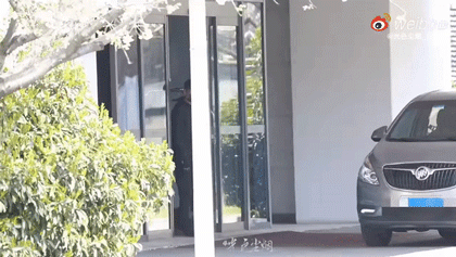 rần Phi Vũ đặt chân xuống sân bay Thượng Hải trong buổi chiều cùng ngày