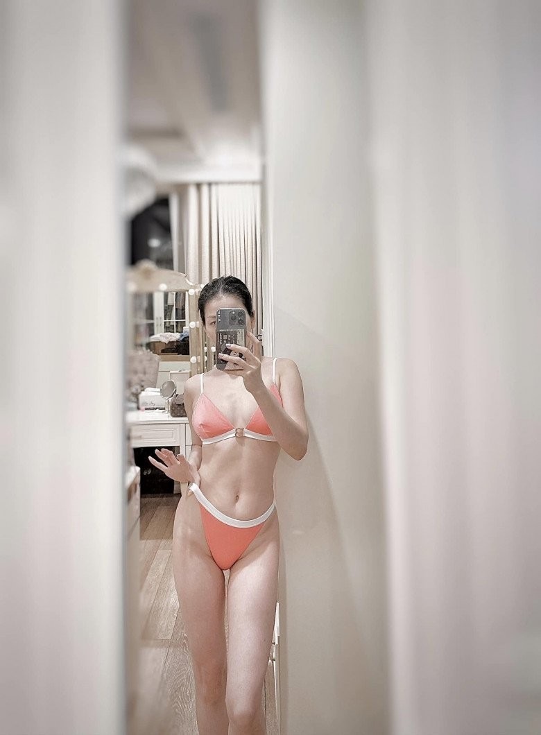 ​​​​​​Với body săn chắc hơn khối mỹ nhân của mình, bà mẹ một con tự tin khoe nhiều hình ảnh nóng bỏng trong trang phục bikini làm nhiều người xuýt xoa.