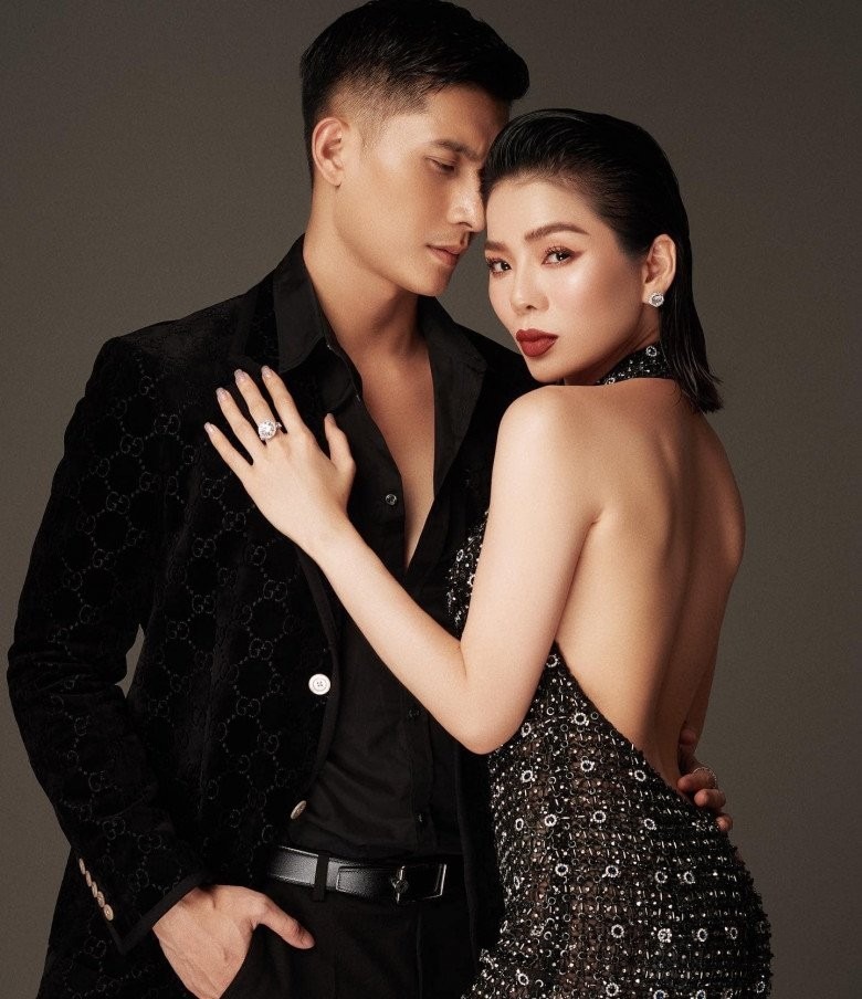 Nhờ giữ được vóc dáng nóng bỏng cùng nhan sắc trẻ trung với làn da trắng mịn, Lệ Quyên trông không khác gì những mỹ nhân tuổi 20 - 30. Chính vì vậy dù hơn người tình đến cả một con giáp nhưng nữ ca sĩ vẫn không hề kém sắc khi đứng cạnh Lâm Bảo Châu.