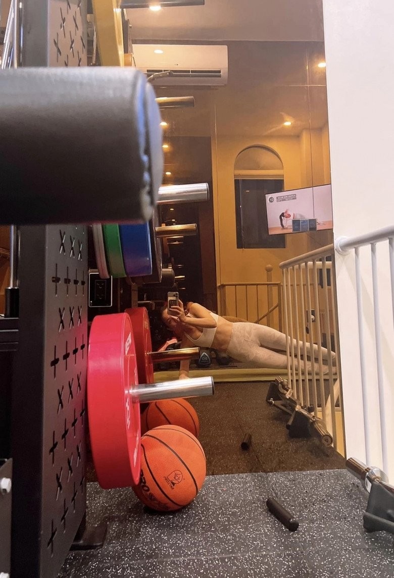 Mới đây, bạn gái Lâm Bảo Châu còn khoe kỷ lục mới nhất của mình đó chính là thời gian plank lên đến 4 phút.