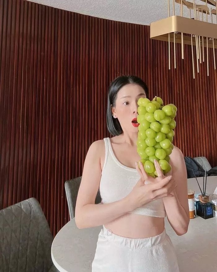 Bên cạnh tập luyện, Lệ Quyên không kiêng khem chuyện ăn uống quá khắc nghiệt. Bí quyết của cô là cố gắng ăn uống chừng mực, tăng cường rau xanh, trái cây và hạn chế thức ăn nhanh để giữ dáng, đảm bảo sức khỏe. Cô nhấn mạnh, chế độ ăn uống vừa phải, cân đối rất quan trọng, không ăn thừa, cũng không nên quá kiêng khem.