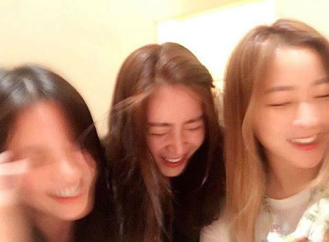 Song Hye Kyo có mối quan hệ thân thiết như chị em với Kim Hee Sun và Song Yoon Ah.