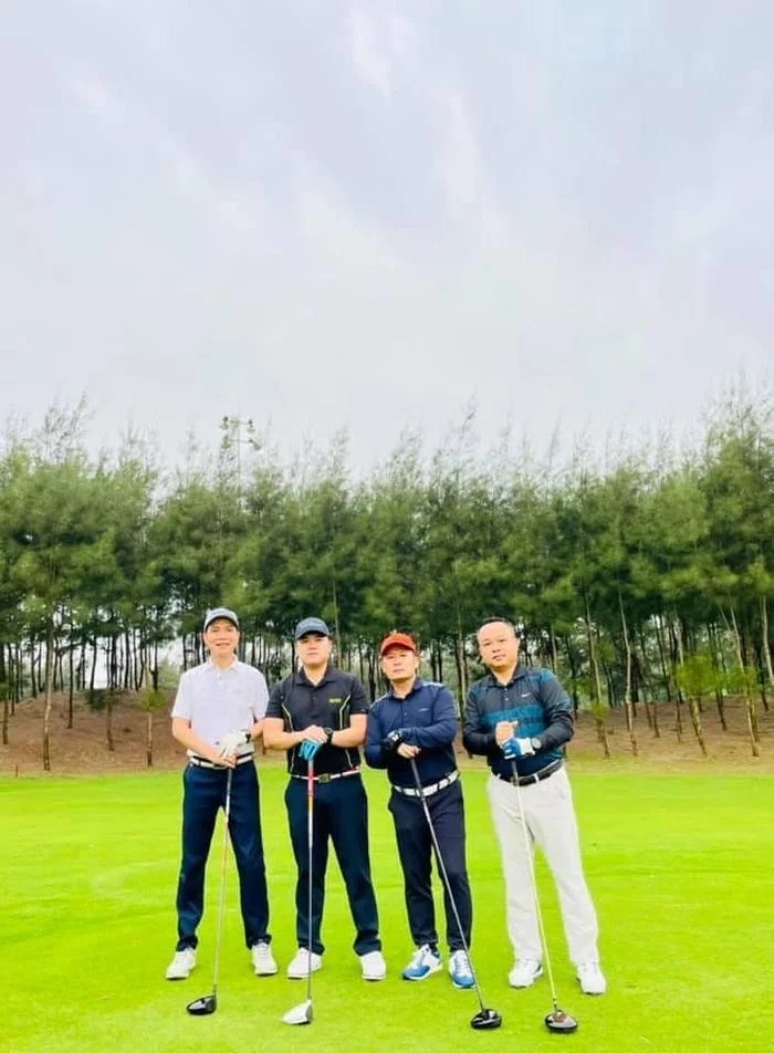 Ngoài ra Bằng Kiều cũng thường xuyên chơi golf để nâng cao sức khỏe