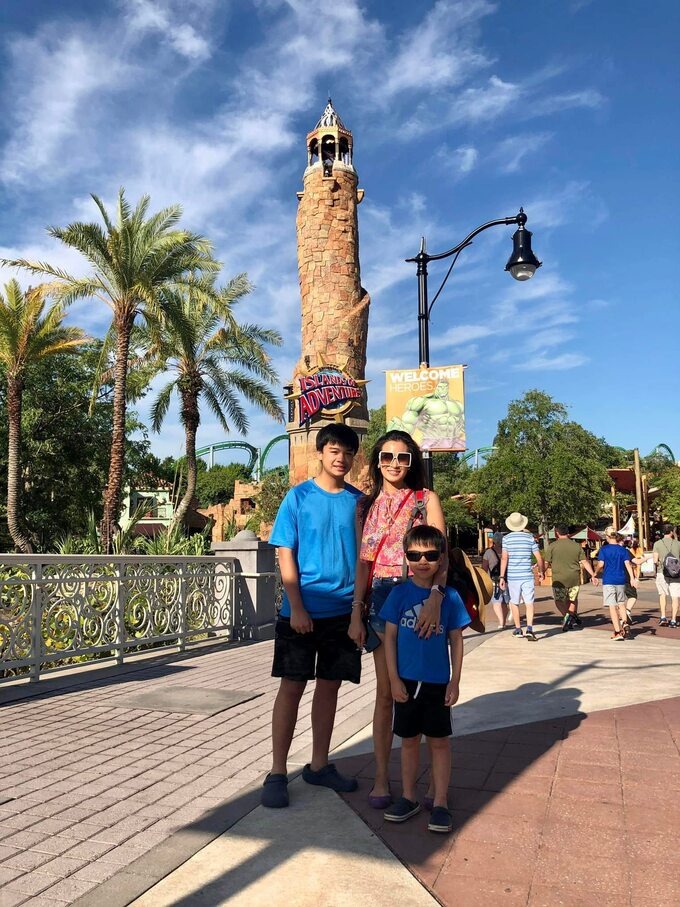 Hình ảnh hiếm hoi Ngô Ý An chia sẻ hai con trên trang cá nhân.