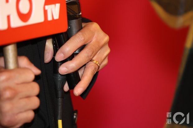 và còn để lộ chiếc nhẫn cưới đơn giản ở ngón áp út