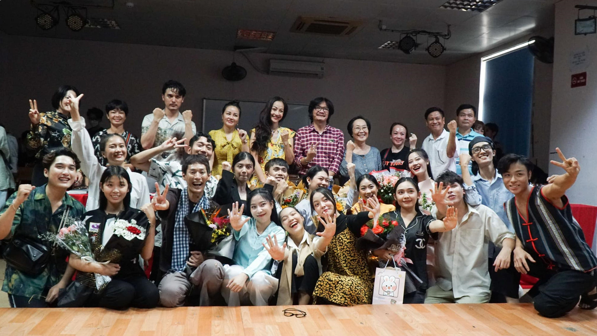 Công Ninh bên các học trò.