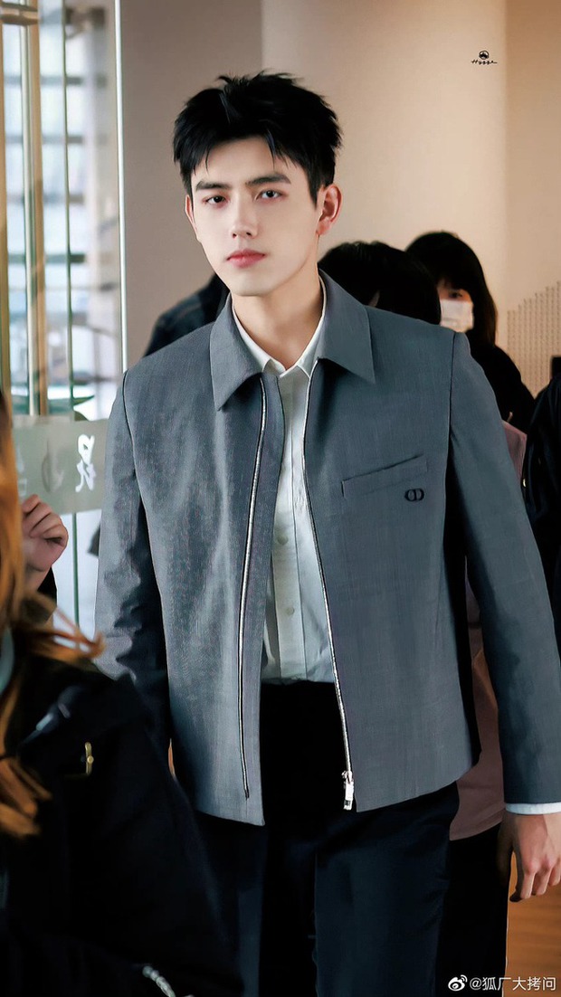 Trong những hình ảnh được chụp lại, anh không nở bất kỳ nụ cười nào. Hình ảnh này khác xa với thần thái rạng rỡ thường thấy của nam thần sinh năm 2000 trước khi xảy ra bê bối ảnh nóng