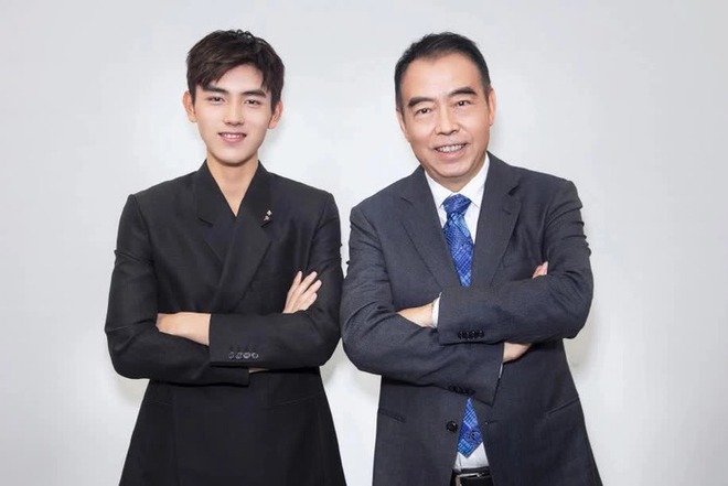 Thậm chí, trên mạng xã hội Weibo còn xuất hiện tin đồn nam diễn viên 10X phải quỳ gối xin bố là đạo diễn Trần Khải Ca tha thứ