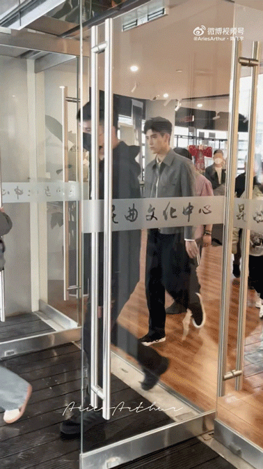 Trần Phi Vũ trên đường tới địa điểm ghi hình của 1 bộ phim tài liệu