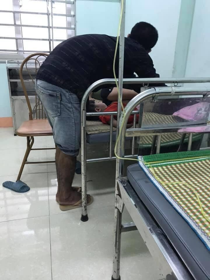  Người đàn ông ân cần chăm sóc vợ từng ly từng tí một. (Ảnh: FB P.L)