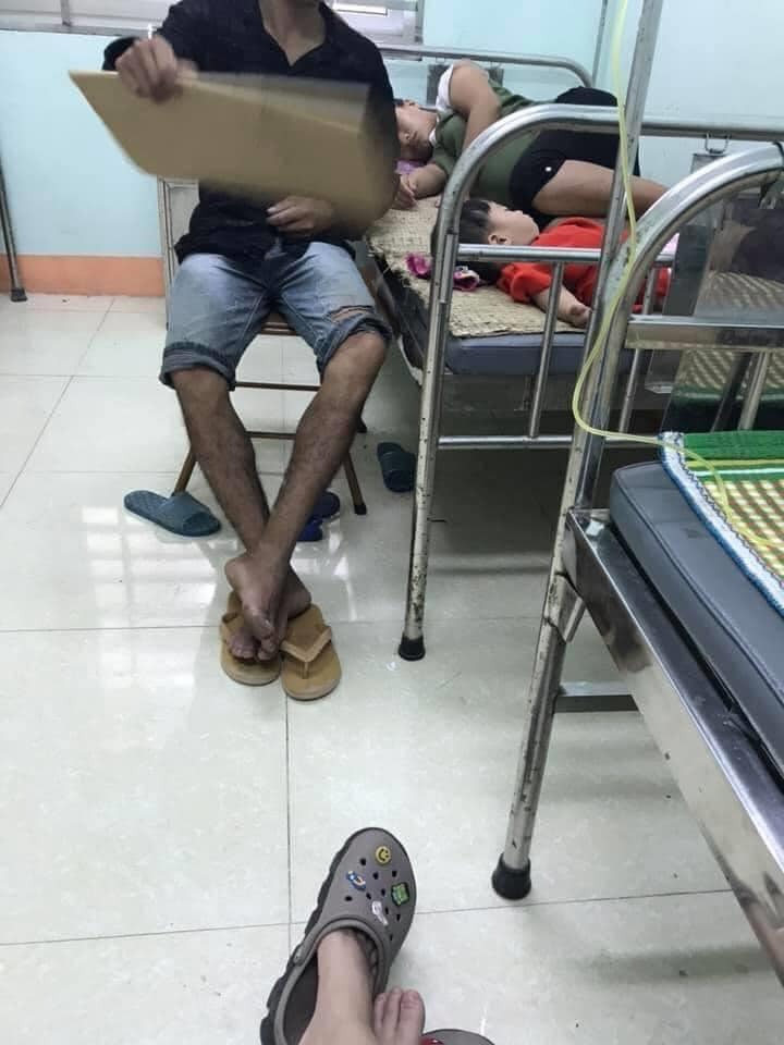  Những hành động ân cần của người chồng khiến ai nấy đều cảm thấy ấm lòng. (Ảnh: FB P.L)