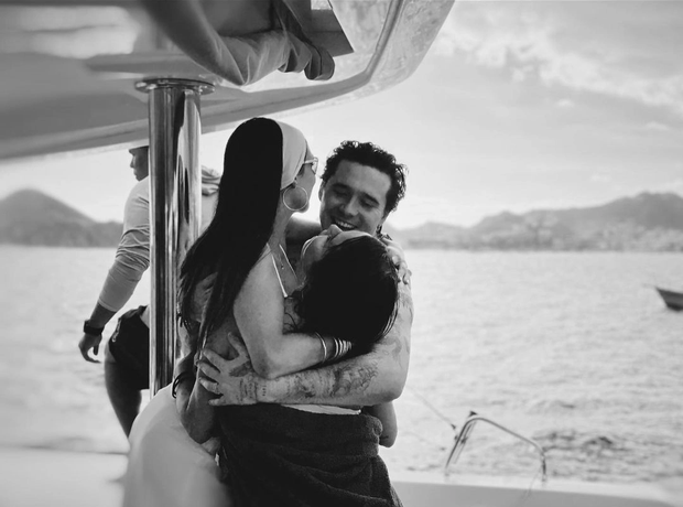 Nữ ca sĩ hạnh phúc chia sẻ khoảnh khắc nhận được cái ôm ấm áp đầy yêu thương của vợ chồng Brooklyn.