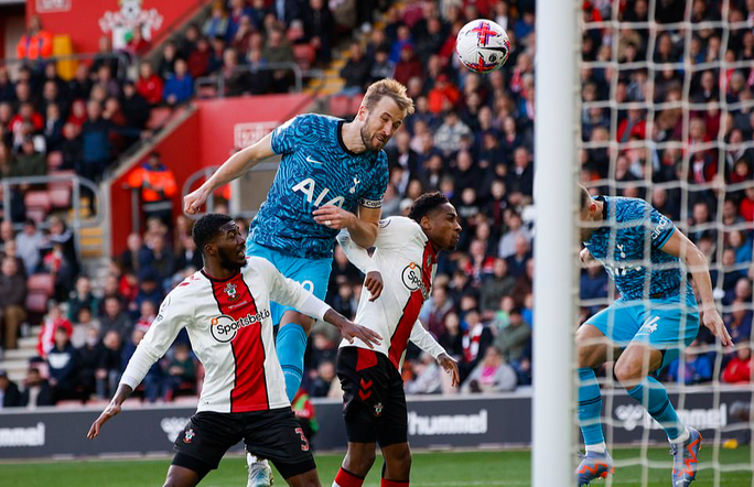 Harry Kane ghi bàn giúp Tottenham dẫn trước 3-1
