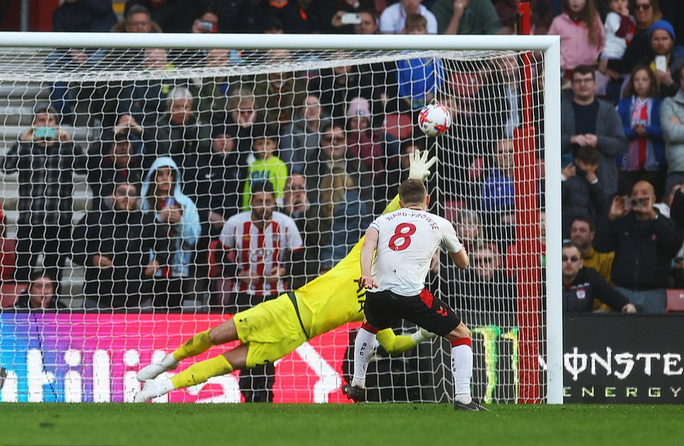 James Ward-Prowse ghi bàn gỡ hòa 3-3 từ chấm phạt đền