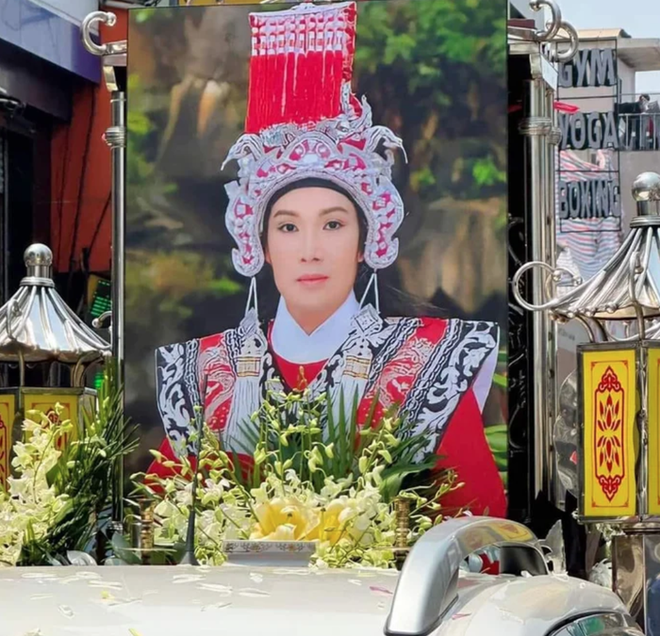 Đông đảo các nghệ sĩ nổi tiếng và người hâm mộ đã đưa tiễn NSƯT Vũ Linh về nơi an nghỉ cuối cùng tại nghĩa trang Hoa viên vào ngày 9/3