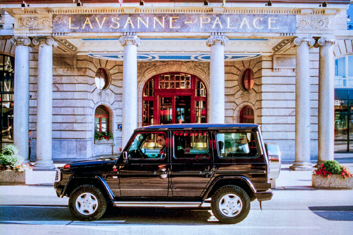 Với dung tích 5.0 lít, động cơ M117 V8 của Mercedes-Benz GE có công nghệ hai van và đẩy chiếc 4x4 hạng nặng lên 100 km/h trong 11,4 giây. G550 hiện đại có thể hoàn thành quãng đường chạy nước rút 0 – 96 km/h trong 5,6 giây, cho thấy động cơ V8 G-Class đã tiến xa như thế nào trong 30 năm qua.