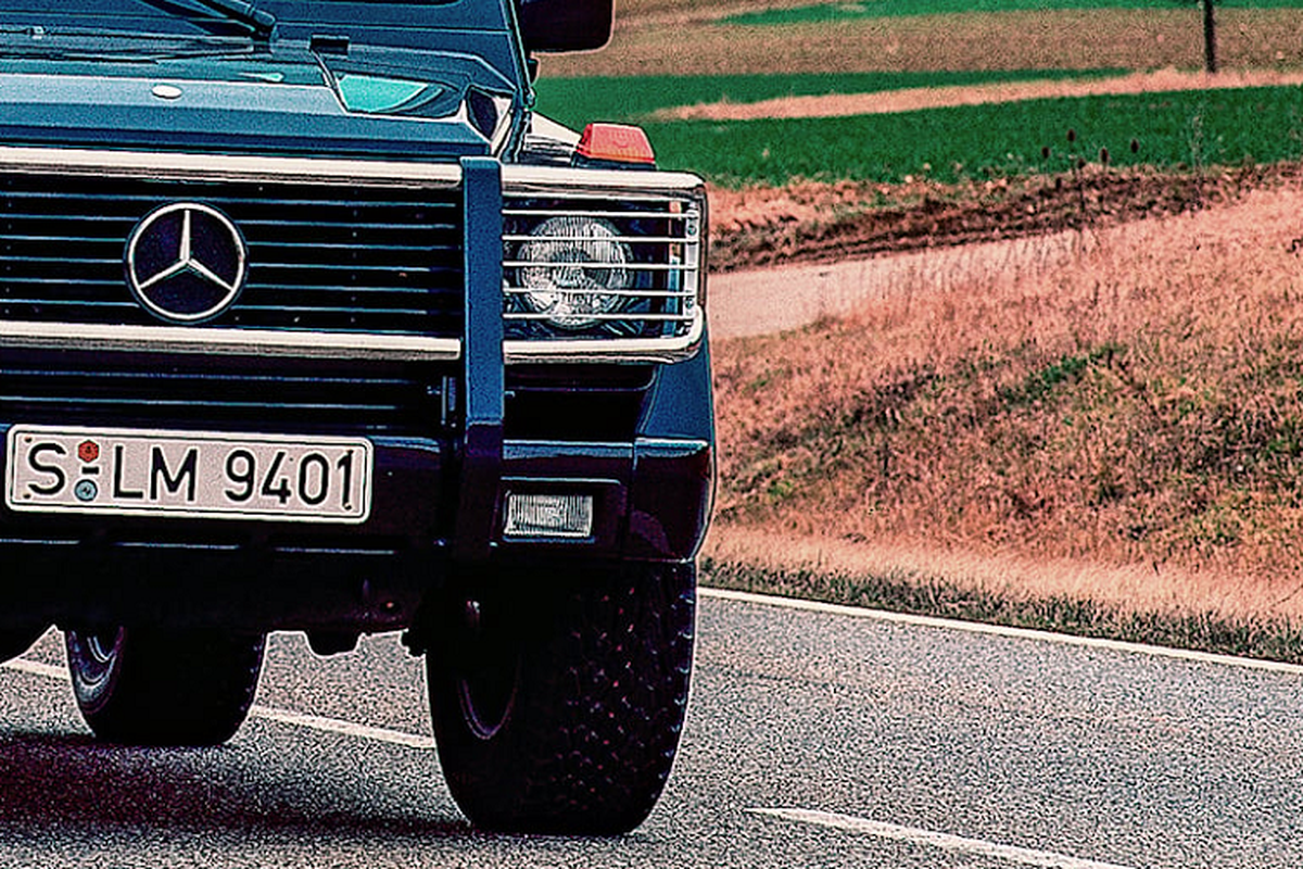 Tuy nhiên, Mercedes không chỉ đơn thuần đưa động cơ V8 vào thân của G-Class vào năm 1993. Mẫu xe còn được trang bị thêm một số chi tiết như bộ lốp Bridgestone 16 inch mới, đây cũng là loại lốp địa hình duy nhất được chấp thuận sử dụng cho tốc độ lên tới 210 km/h mặc dù tốc độ tối đa của 500 GE chỉ là 180 km/h.