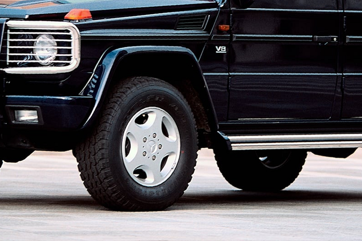 Hệ thống chống bó cứng phanh cũng được sửa đổi để bổ sung cho hiệu suất cao hơn của mẫu xe SUV Mercedes-Benz 500 GE, trong khi hệ thống truyền động không có khóa vi sai cầu trước. Chính vì thế mà mẫu xe này lại mất đi khả năng lội nước như những dòng G-Class khác nhưng sự chênh lệch này không nhiều trên thực tế.