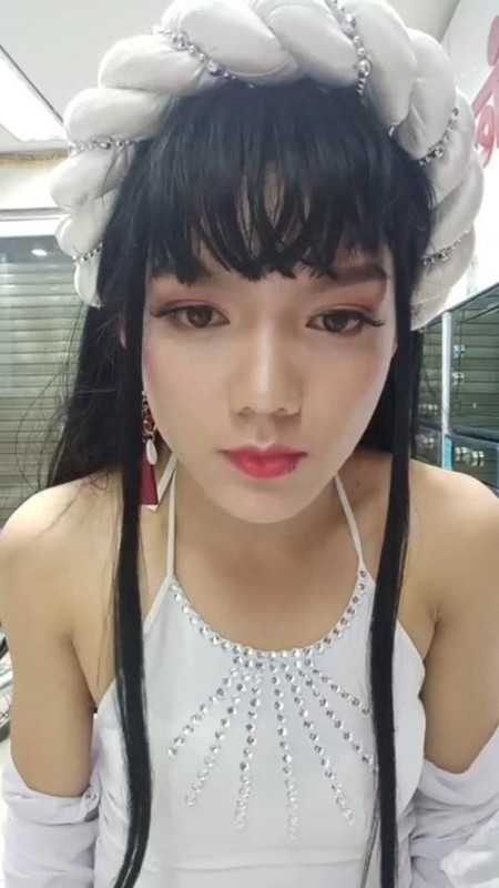 Trước khi nổi tiếng, Phạm Thoại từng là sinh viên theo học tại trường Đại học Mỏ - Địa chất (Hà Nội). Cũng trong thời gian này, chàng trai trẻ đã thử trải qua rất nhiều công việc lao động khác nhau như phát tờ rơi, bảo vệ, bán bánh mì đêm, nhân viên siêu thị,…