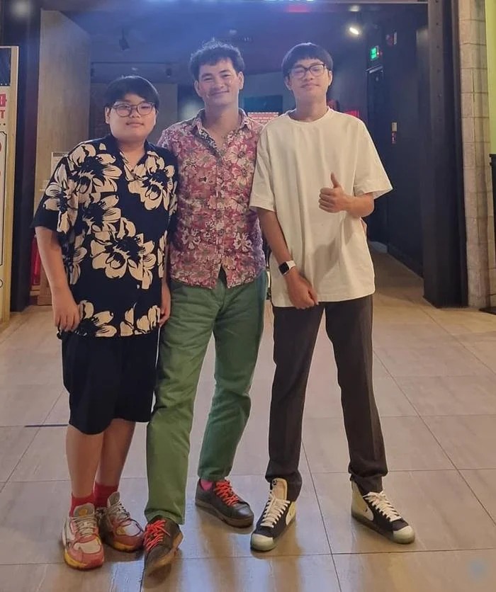 Xuân Bắc bên cạnh hai con trai