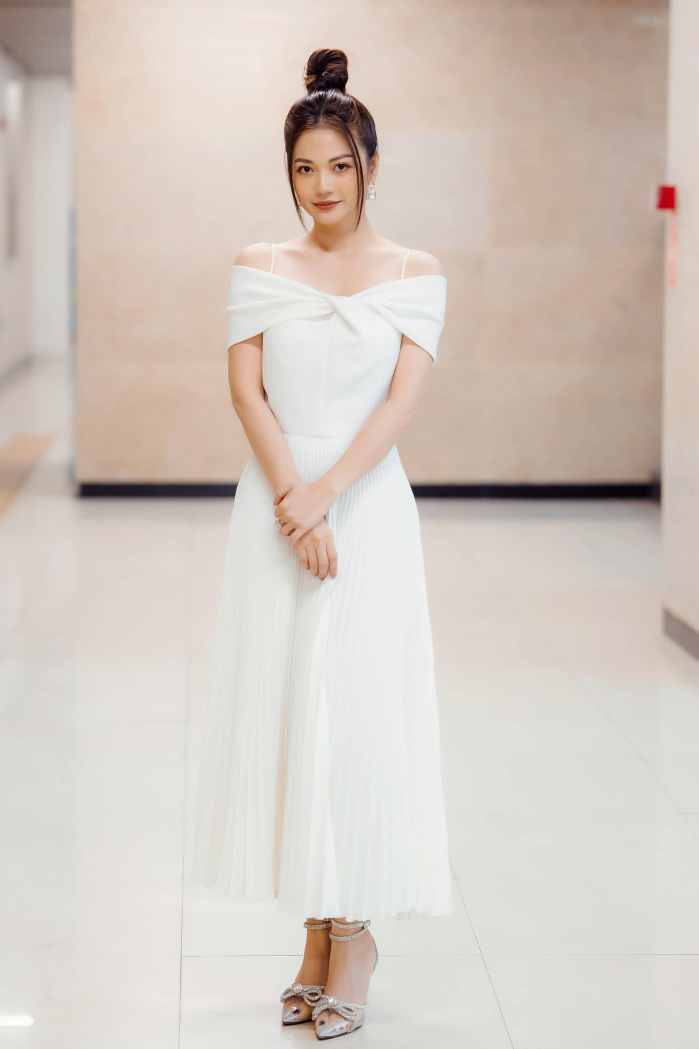 Hình ảnh gợi cảm, sắc sảo của Kiều Anh phía sau màn ảnh. Xuất thân là diễn viên múa nên dù đã ngoài 40 tuổi cô vẫn giữ được thân hình gợi cảm, vẻ ngoài trẻ trung hơn nhiều so với tuổi thật. 