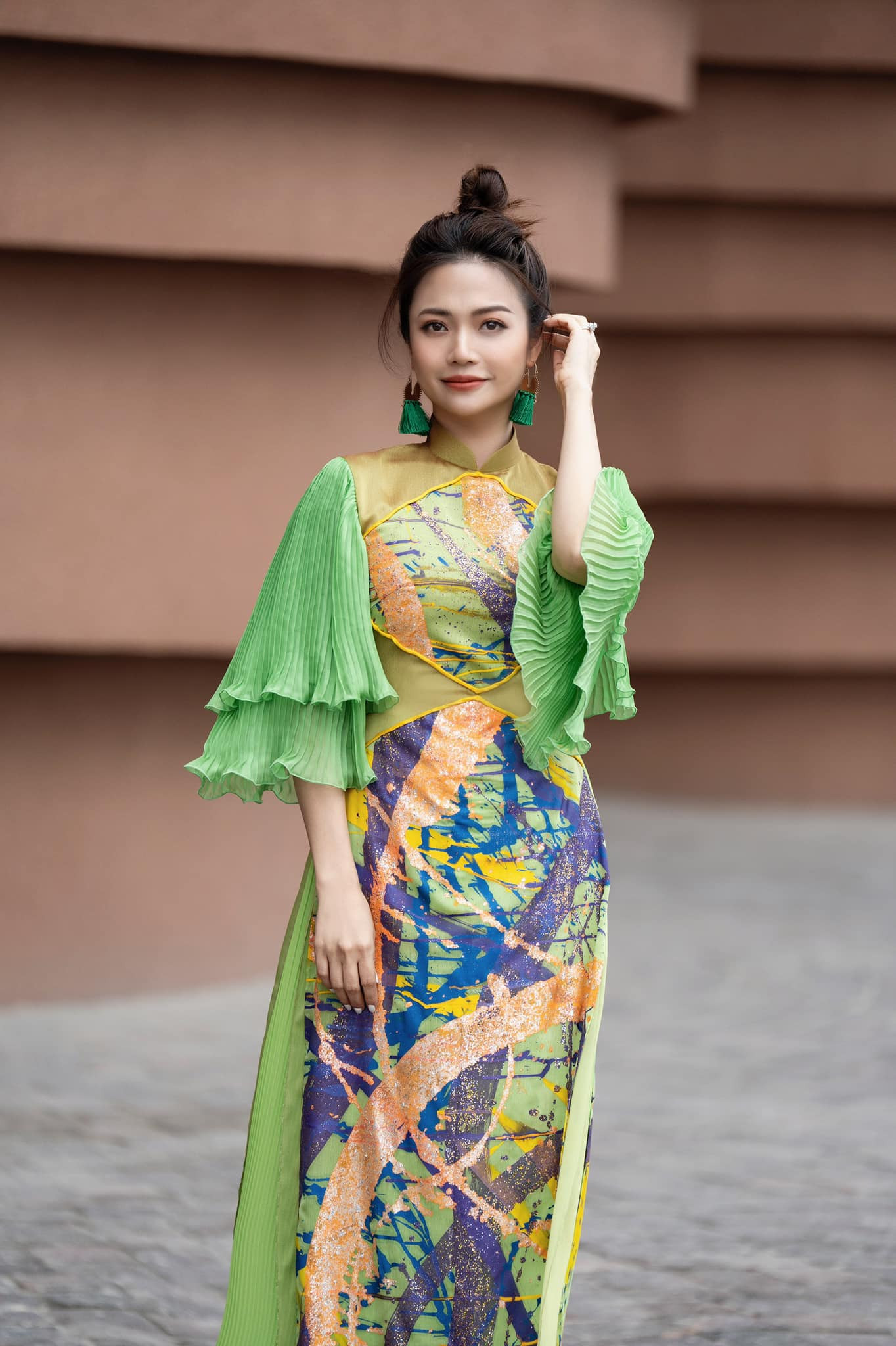 Ở tuổi 42, Kiều Anh vẫn giữ được thân hình thon gọn và nhan sắc trẻ hơn tuổi thực. Tại các sự kiện Kiều Anh luôn biết tạo phong cách nổi bật dù cô thường ăn mặc rất kín đáo. 