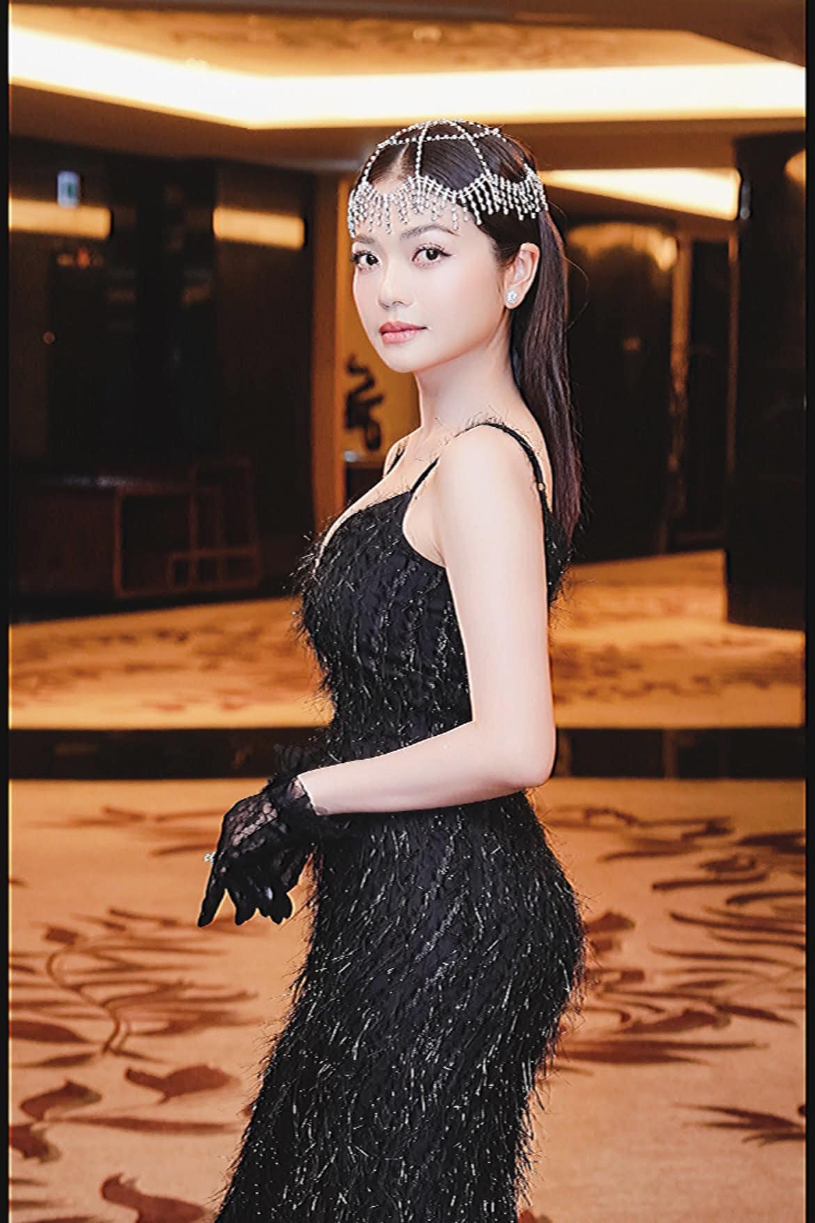 Tại buổi ra mắt phim Gia đình mình vui bất thình lình, nữ diễn viên sinh năm 1981 xuất hiện với phong cách sexy, sang trọng. Khán giả không hình dung được cô lại đảm nhiệm một nhân vật đối lập hoàn toàn về vẻ ngoài của mình như vậy. 