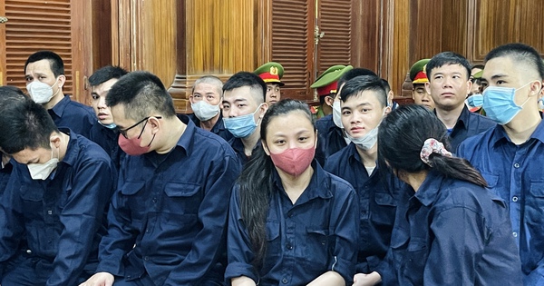 Bị cáo Võ Thuỳ Linh (thứ 2 từ phải sang) tại toà.