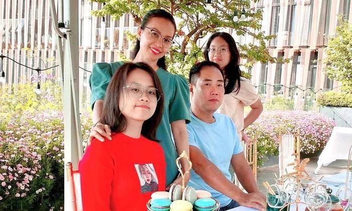 Cẩm Ly cùng chồng và 2 con gái.