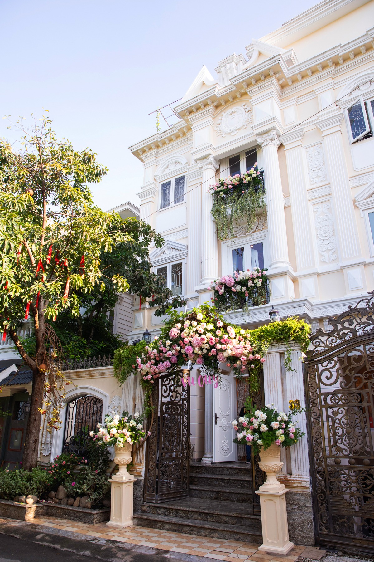 Biệt thự theo phong cách hoàng gia của Minh Hằng tọa lạc tại đường Bùi Tá Hán, thuộc khu đô thị An Phú, phường An Phú, quận 2, TP.HCM