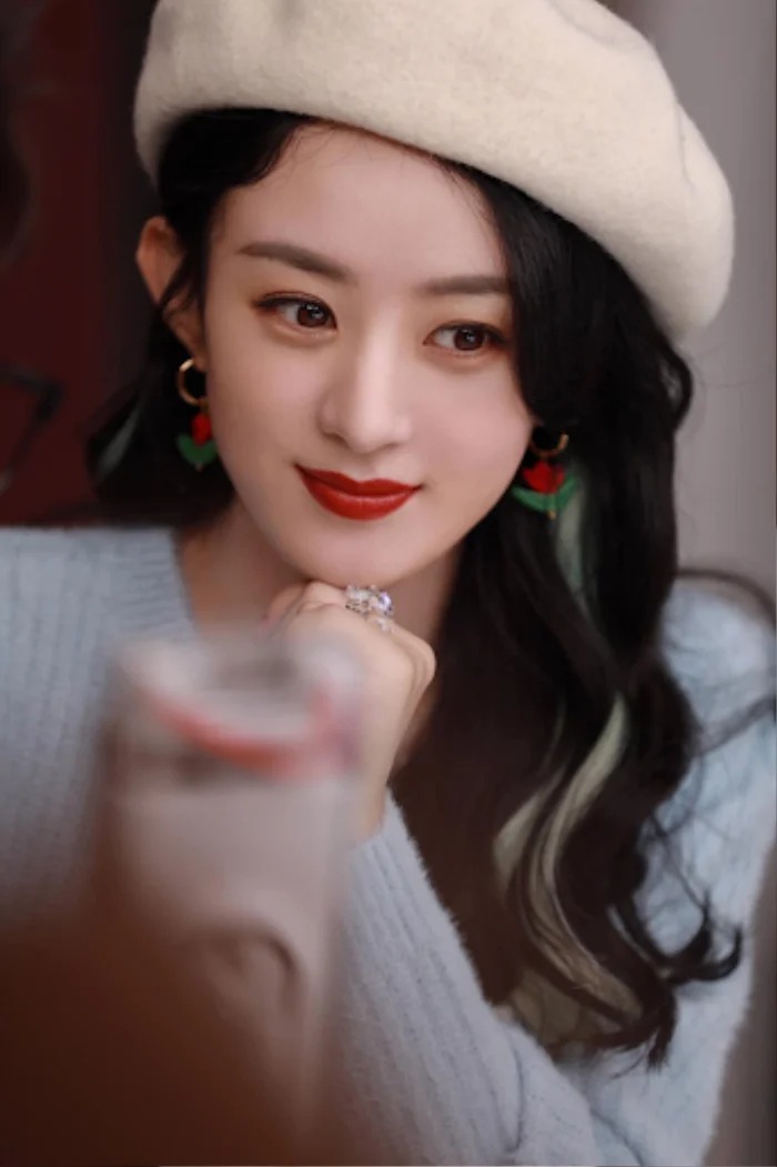 Dần dần Triệu Lệ Dĩnh đã lấy lại được thiện cảm từ công chúng bởi sự nỗ lực, chăm chỉ khi làm nghề