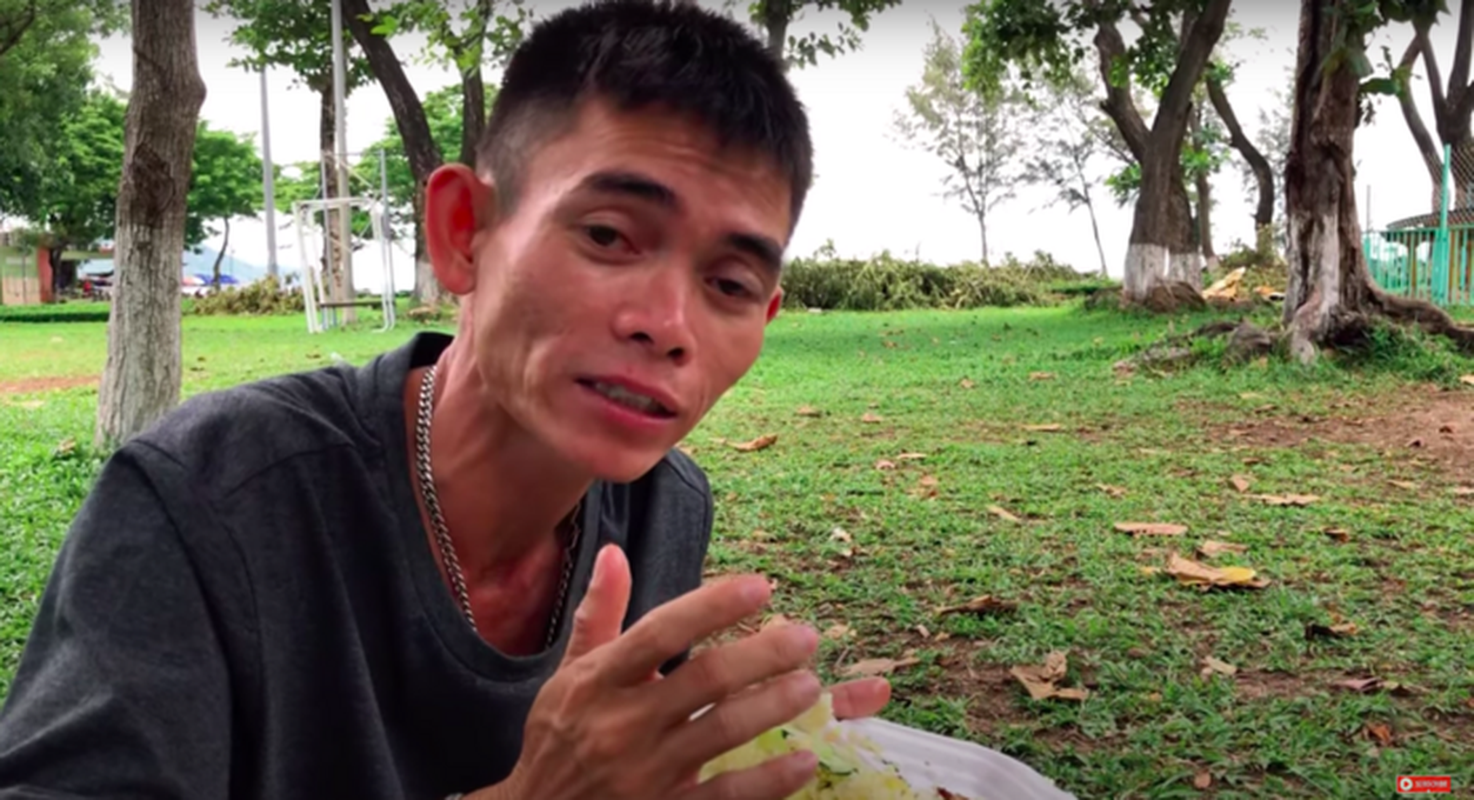 Vốn chăm chỉ, chịu khó, Sô Y Tiết đã làm không ít nghề, trong đó có chăn bò giúp mẹ nuôi trang trải cuộc sống. Bên cạnh đó, anh dấn thân thêm một số mảng trên mạng xạ hội để mong có một căn nhà nhỏ cho cả gia đình đỡ vất vả.