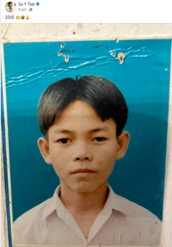 Mới đây nhất, trên Facebook cá nhân của mình, anh chăn bò Sô Y Tiết đã đăng tải hình ảnh bản thân thời còn đi học, thời điểm vào khoảng 2015.