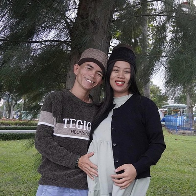 Sống trong một gia đình không mẹ, cha cũng ra đi sớm, Sô Y Tiết phải nỗ lực để làm chỗ dựa cho em gái. Hai anh em từng được đưa vào trại trẻ mồ côi nhưng cuối cùng cũng bị trả về địa phương vì không đảm bảo sức khoẻ.