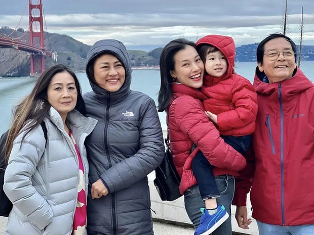 Cặp đôi cùng với gia đình vẫn thoải mái đi du lịch chung với nhau sau khi ly hôn. Mối quan hệ tốt đẹp và văn minh của Hoàng Oanh và chồng cũ khiến khán giả ngưỡng mộ