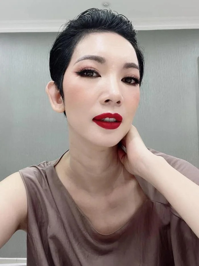 Hai chân dài kỳ cựu không ai nhường nhịn ai, sẵn sàng chỉ trích từ trong show ra ngoài đời.