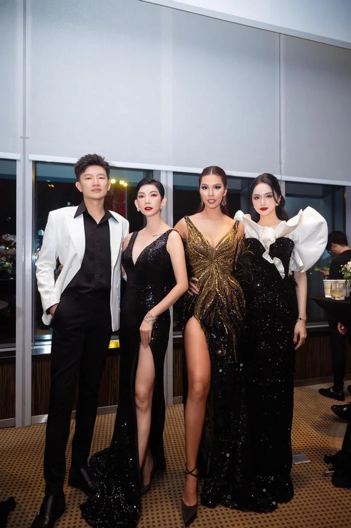 Hà Anh - Xuân Lan đã chịu đứng chung một khung hình.