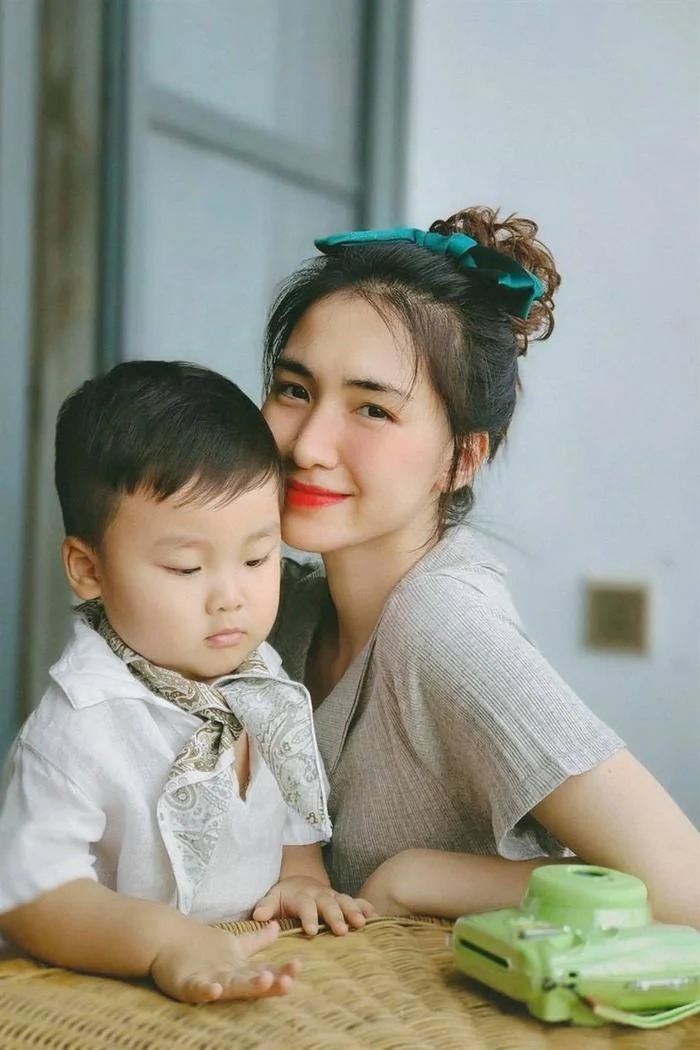 Nữ ca sĩ thường xuyên dành thời gian để vừa chơi vừa học cùng con.