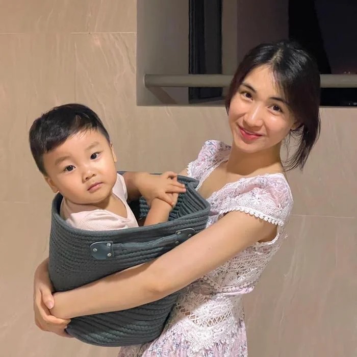 Hòa Minzy đã chứng minh mình không chỉ là nữ ca sĩ tài năng mà còn là một mẹ bỉm đầy tâm lý và kinh nghiệm trong việc chăm sóc nuôi dạy con cái.