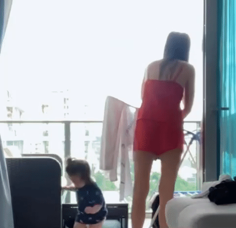 Hoàng Oanh chia sẻ lại kỷ niệm chăm sóc con đầu lòng lúc 1 tuổi ở Singapore vào năm 2020. Thời điểm này, cô vẫn đang có gia đình nhỏ hạnh phúc với chồng ngoại quốc