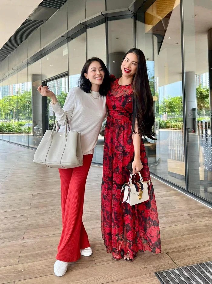 Hình ảnh Phạm Hương chung một khung hình với Linh Rin vào tháng 6 năm ngoái