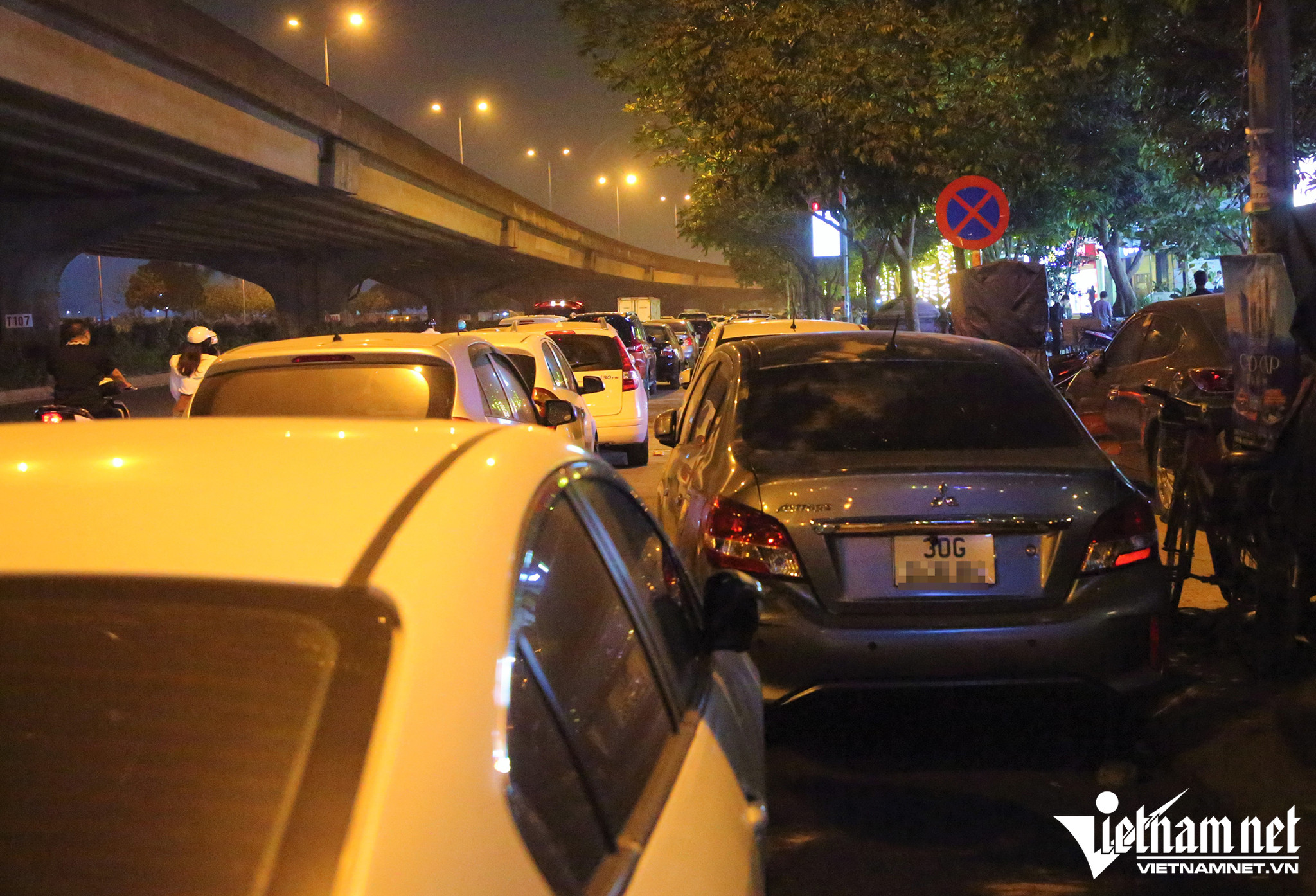 Có hàng trăm ô tô đỗ ngay dưới biển cấm dừng, cấm đỗ