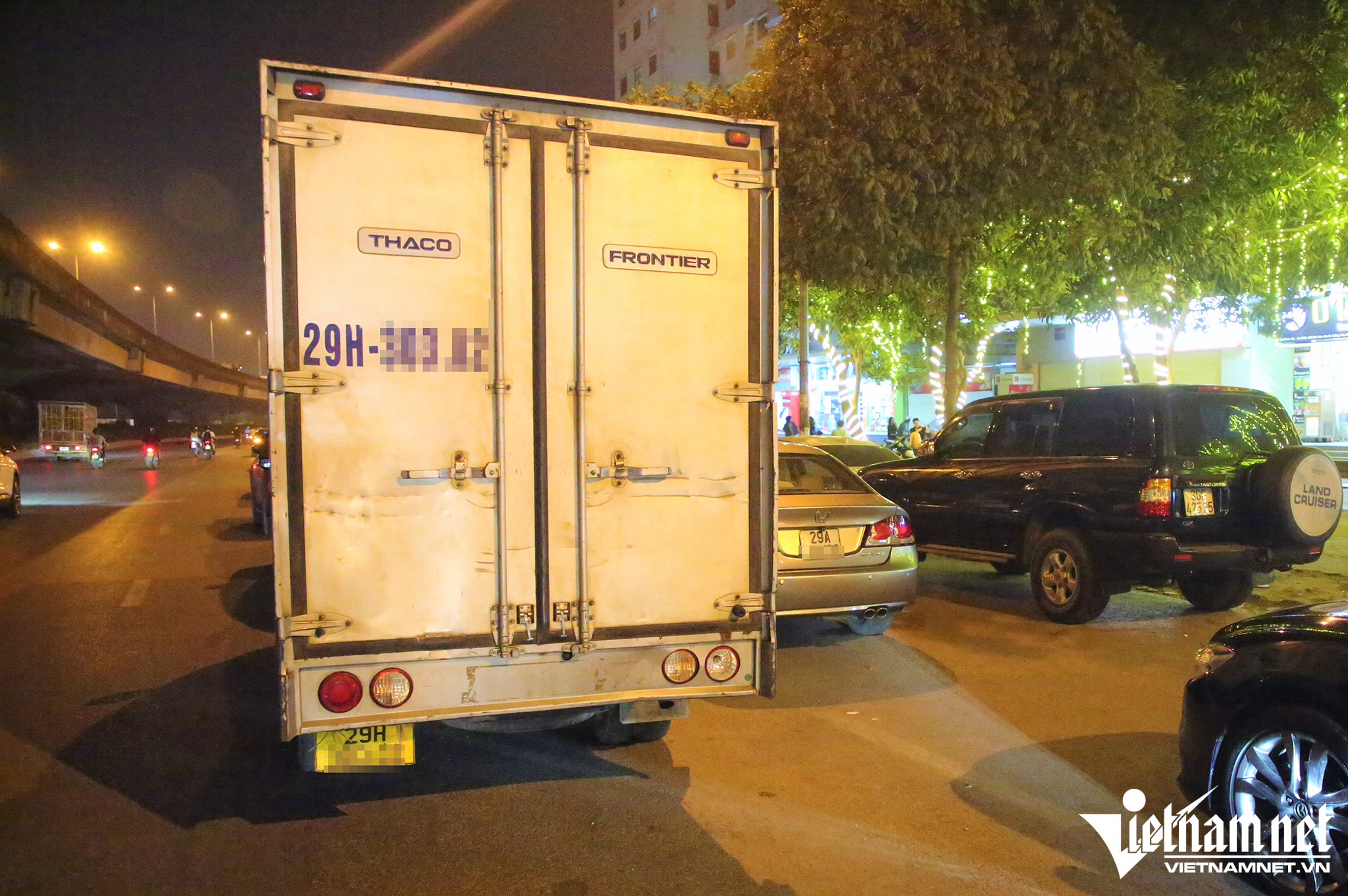 Phương tiện đỗ sai quy định đa dạng về chủng loại, từ xe con đến ô tô tải