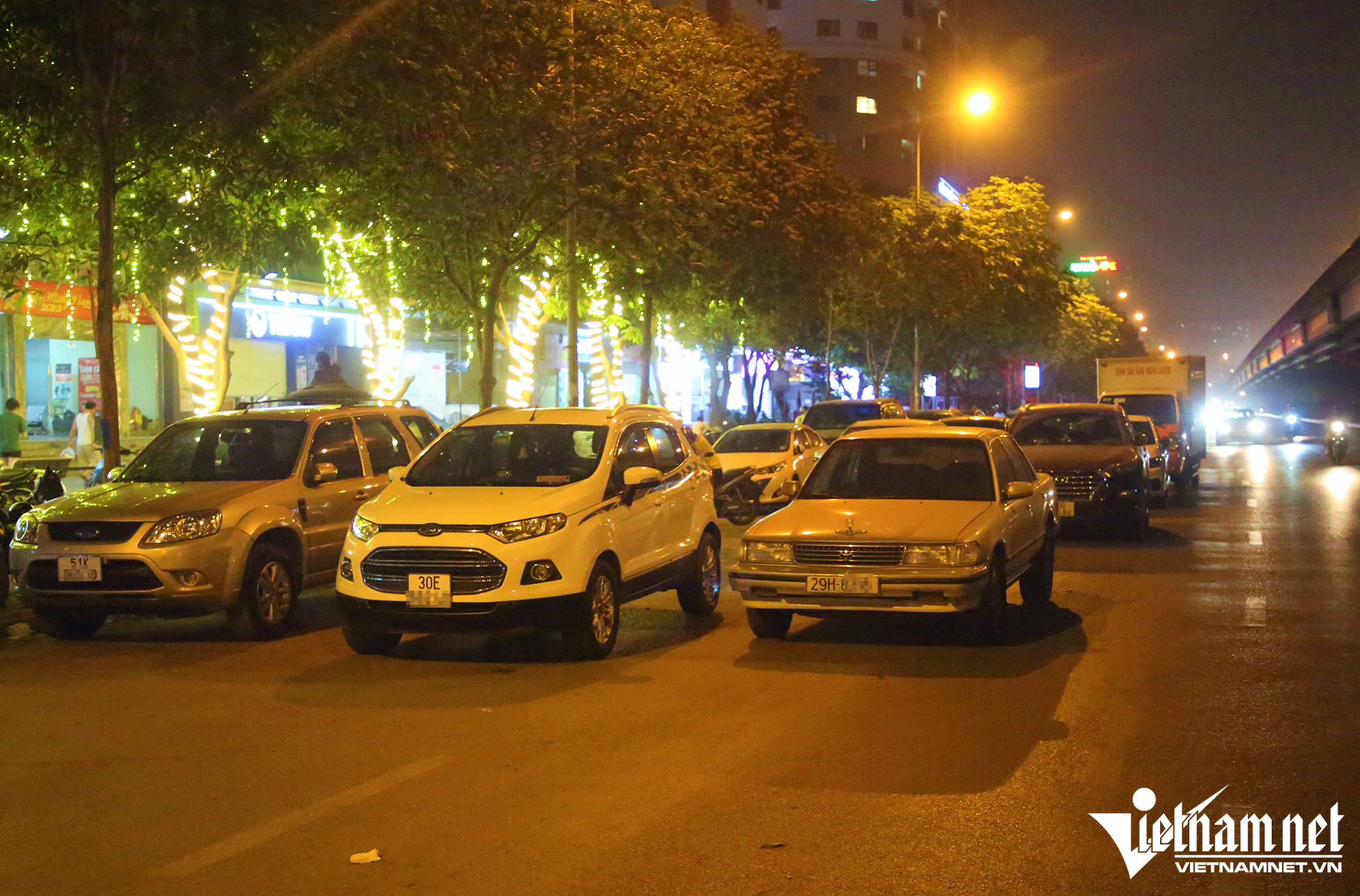 Các xe này chiếm đến 1/2 lòng đường Nghiêm Xuân Yêm