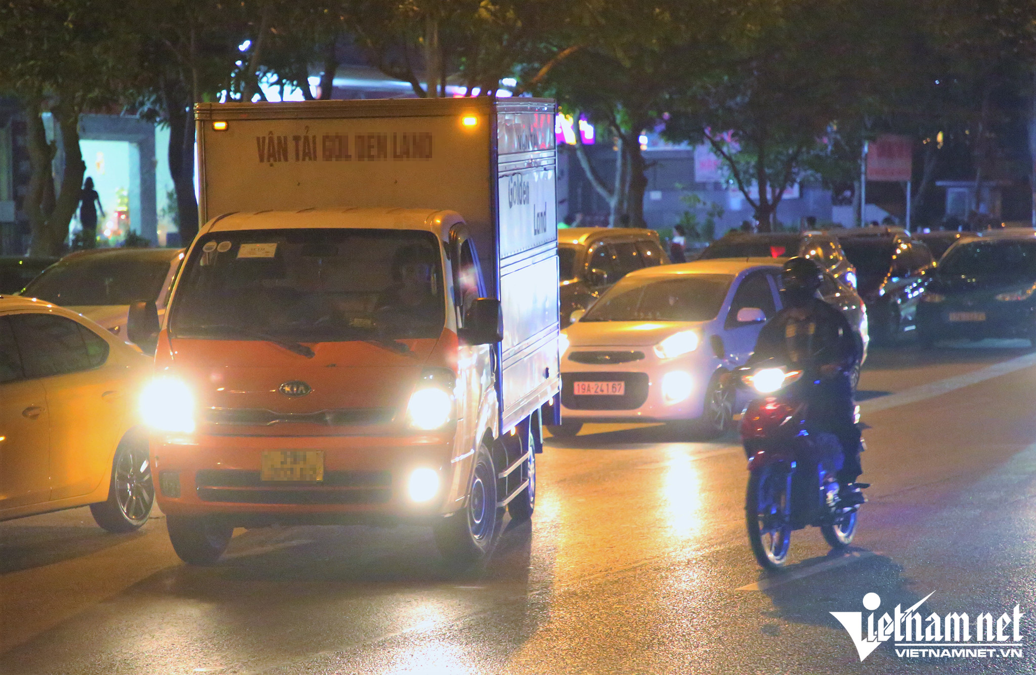 Do đỗ chiếm lòng đường nên việc ra, vào chỗ đỗ đều gây mất an toàn giao thông cho phương tiện khác