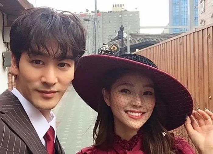 Cả hai chia tay vì khoảng cách ngày một lớn.